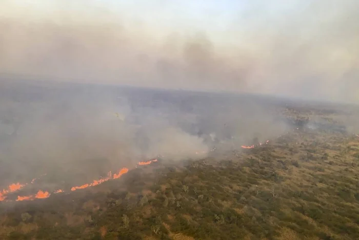 Huge Bushfire Raging in Central Australia Comes Close to Popular Tourist Town